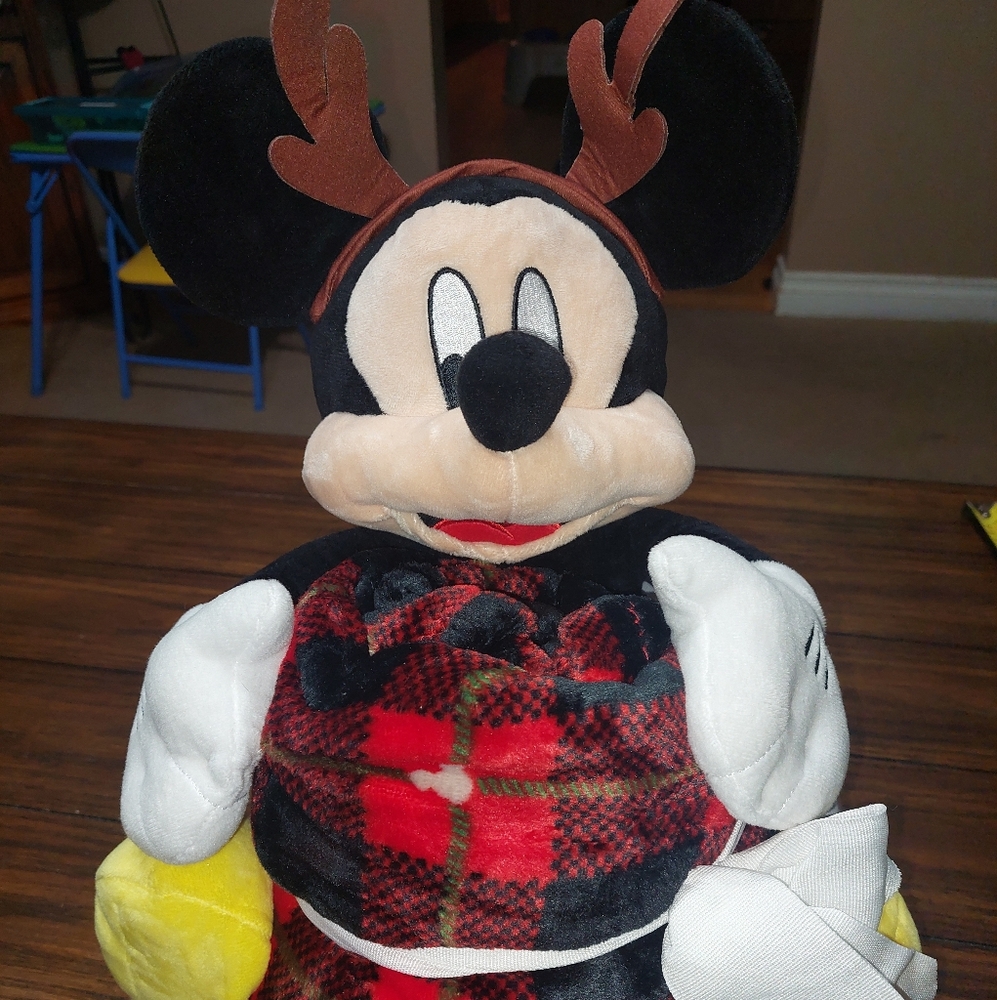 Christmas Mickey Nouse Stuffed Animal and Throw Blanket NWT